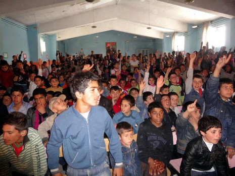 Uçan Süpürge Harikalar Sirki Yüksekovada 