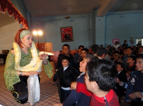 Uçan Süpürge Harikalar Sirki Yüksekovada 