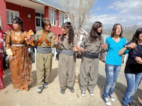 Yüksekova'da 08-09 Mayıs 2010 tarihleri arasında evlenen bazı çiftleri sizler için sayfamıza taşıdık.