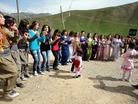 Yüksekova'da 08-09 Mayıs 2010 tarihleri arasında evlenen bazı çiftleri sizler için sayfamıza taşıdık.