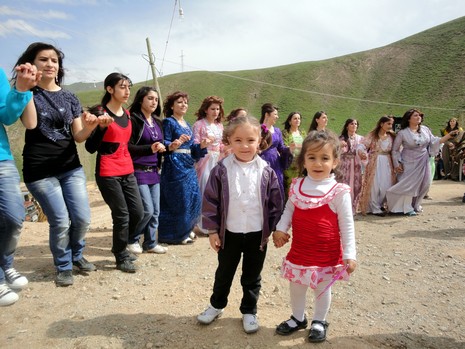 Yüksekova'da 08-09 Mayıs 2010 tarihleri arasında evlenen bazı çiftleri sizler için sayfamıza taşıdık.