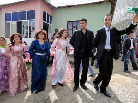 Yüksekova'da 08-09 Mayıs 2010 tarihleri arasında evlenen bazı çiftleri sizler için sayfamıza taşıdık.