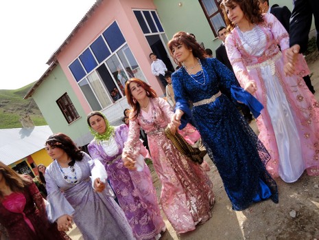 Yüksekova'da 08-09 Mayıs 2010 tarihleri arasında evlenen bazı çiftleri sizler için sayfamıza taşıdık.