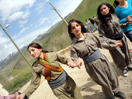 Yüksekova'da 08-09 Mayıs 2010 tarihleri arasında evlenen bazı çiftleri sizler için sayfamıza taşıdık.