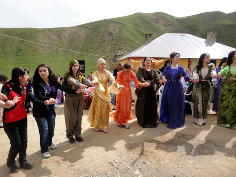 Yüksekova'da 08-09 Mayıs 2010 tarihleri arasında evlenen bazı çiftleri sizler için sayfamıza taşıdık.