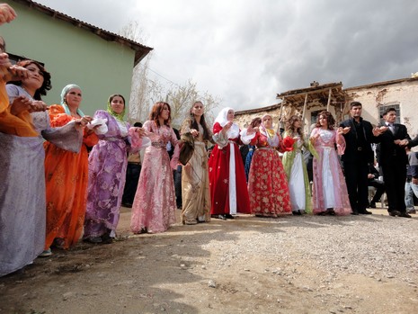 Yüksekova'da 08-09 Mayıs 2010 tarihleri arasında evlenen bazı çiftleri sizler için sayfamıza taşıdık.