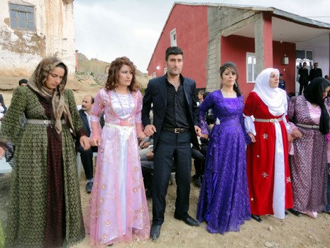 Yüksekova'da 08-09 Mayıs 2010 tarihleri arasında evlenen bazı çiftleri sizler için sayfamıza taşıdık.