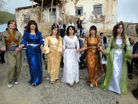 Yüksekova'da 08-09 Mayıs 2010 tarihleri arasında evlenen bazı çiftleri sizler için sayfamıza taşıdık.