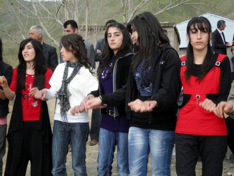 Yüksekova'da 08-09 Mayıs 2010 tarihleri arasında evlenen bazı çiftleri sizler için sayfamıza taşıdık.