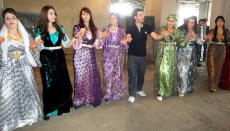 Yüksekova'da 08-09 Mayıs 2010 tarihleri arasında evlenen bazı çiftleri sizler için sayfamıza taşıdık.