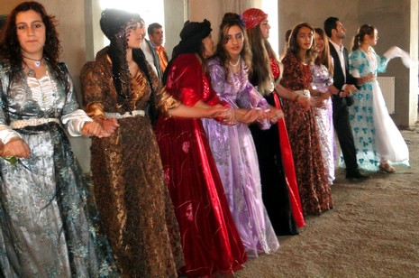 Yüksekova'da 08-09 Mayıs 2010 tarihleri arasında evlenen bazı çiftleri sizler için sayfamıza taşıdık.