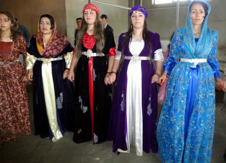 Yüksekova'da 08-09 Mayıs 2010 tarihleri arasında evlenen bazı çiftleri sizler için sayfamıza taşıdık.