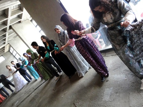 Yüksekova'da 08-09 Mayıs 2010 tarihleri arasında evlenen bazı çiftleri sizler için sayfamıza taşıdık.