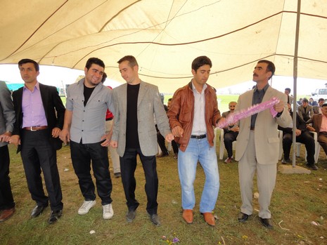 Yüksekova'da 08-09 Mayıs 2010 tarihleri arasında evlenen bazı çiftleri sizler için sayfamıza taşıdık.