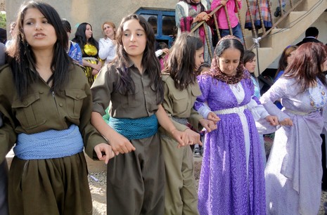 Yüksekova'da 08-09 Mayıs 2010 tarihleri arasında evlenen bazı çiftleri sizler için sayfamıza taşıdık.