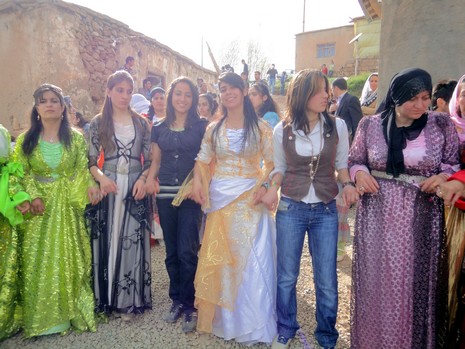 Yüksekova'da 08-09 Mayıs 2010 tarihleri arasında evlenen bazı çiftleri sizler için sayfamıza taşıdık.