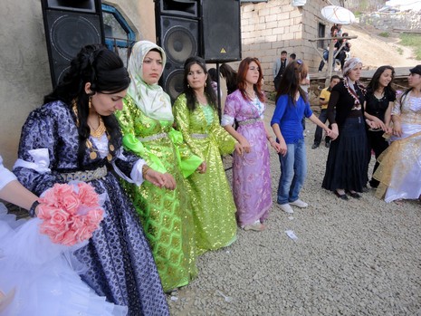 Yüksekova'da 08-09 Mayıs 2010 tarihleri arasında evlenen bazı çiftleri sizler için sayfamıza taşıdık.