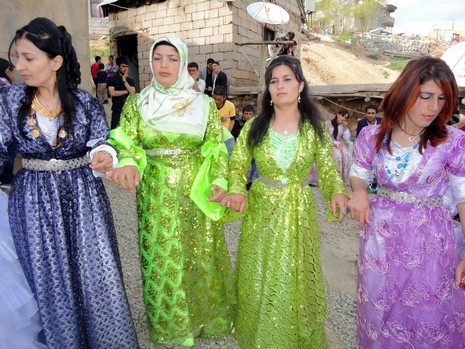 Yüksekova'da 08-09 Mayıs 2010 tarihleri arasında evlenen bazı çiftleri sizler için sayfamıza taşıdık.