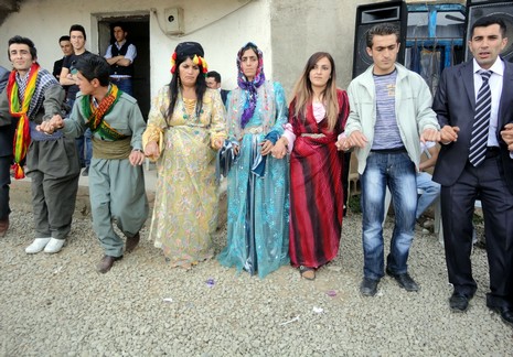 Yüksekova'da 08-09 Mayıs 2010 tarihleri arasında evlenen bazı çiftleri sizler için sayfamıza taşıdık.