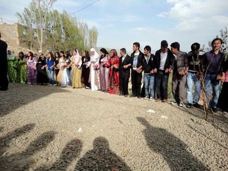 Yüksekova'da 08-09 Mayıs 2010 tarihleri arasında evlenen bazı çiftleri sizler için sayfamıza taşıdık.