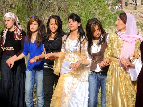 Yüksekova'da 08-09 Mayıs 2010 tarihleri arasında evlenen bazı çiftleri sizler için sayfamıza taşıdık.