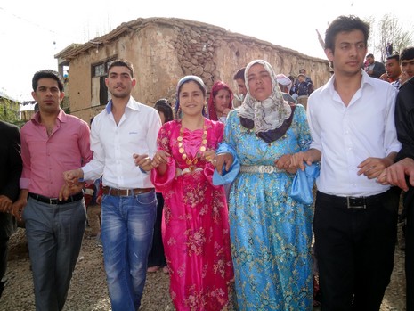 Yüksekova'da 08-09 Mayıs 2010 tarihleri arasında evlenen bazı çiftleri sizler için sayfamıza taşıdık.