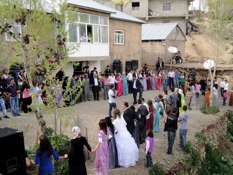 Yüksekova'da 08-09 Mayıs 2010 tarihleri arasında evlenen bazı çiftleri sizler için sayfamıza taşıdık.