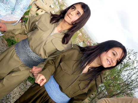 Yüksekova'da 08-09 Mayıs 2010 tarihleri arasında evlenen bazı çiftleri sizler için sayfamıza taşıdık.