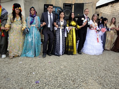 Yüksekova'da 08-09 Mayıs 2010 tarihleri arasında evlenen bazı çiftleri sizler için sayfamıza taşıdık.