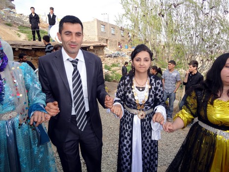 Yüksekova'da 08-09 Mayıs 2010 tarihleri arasında evlenen bazı çiftleri sizler için sayfamıza taşıdık.