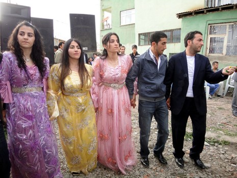 Yüksekova'da 08-09 Mayıs 2010 tarihleri arasında evlenen bazı çiftleri sizler için sayfamıza taşıdık.