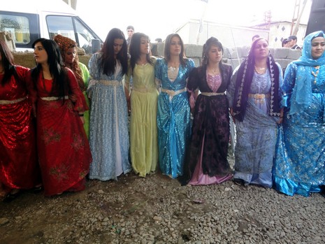 Yüksekova'da 08-09 Mayıs 2010 tarihleri arasında evlenen bazı çiftleri sizler için sayfamıza taşıdık.