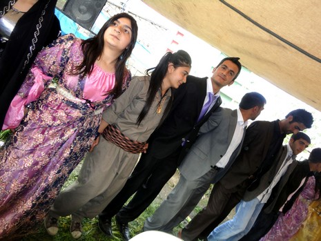 Yüksekova'da 08-09 Mayıs 2010 tarihleri arasında evlenen bazı çiftleri sizler için sayfamıza taşıdık.