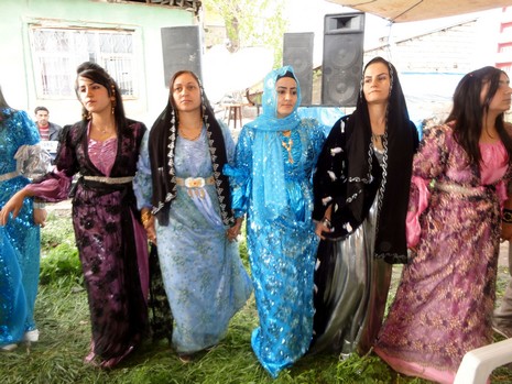 Yüksekova'da 08-09 Mayıs 2010 tarihleri arasında evlenen bazı çiftleri sizler için sayfamıza taşıdık.