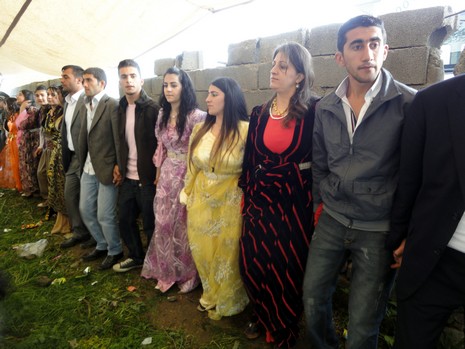 Yüksekova'da 08-09 Mayıs 2010 tarihleri arasında evlenen bazı çiftleri sizler için sayfamıza taşıdık.