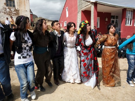 Yüksekova'da 08-09 Mayıs 2010 tarihleri arasında evlenen bazı çiftleri sizler için sayfamıza taşıdık.