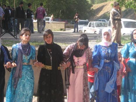 Şemdinli'de 15-16 Mayıs 2010 tarihlerinde evlenen bazı çiftleri sayfamıza taşıdık...