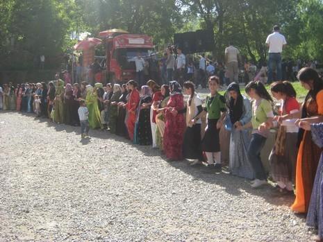 Şemdinli'de 15-16 Mayıs 2010 tarihlerinde evlenen bazı çiftleri sayfamıza taşıdık...