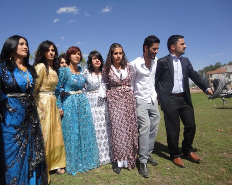 Yüksekova'da 15-16 Mayıs 2010 tarihleri arasında evlenen bazı çiftleri sizler için sayfamıza taşıdık.