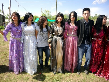 Yüksekova'da 15-16 Mayıs 2010 tarihleri arasında evlenen bazı çiftleri sizler için sayfamıza taşıdık.