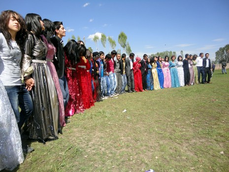Yüksekova'da 15-16 Mayıs 2010 tarihleri arasında evlenen bazı çiftleri sizler için sayfamıza taşıdık.