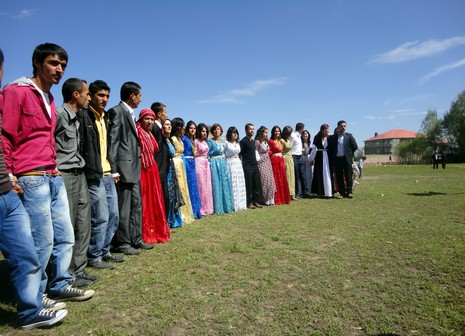 Yüksekova'da 15-16 Mayıs 2010 tarihleri arasında evlenen bazı çiftleri sizler için sayfamıza taşıdık.
