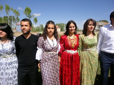 Yüksekova'da 15-16 Mayıs 2010 tarihleri arasında evlenen bazı çiftleri sizler için sayfamıza taşıdık.