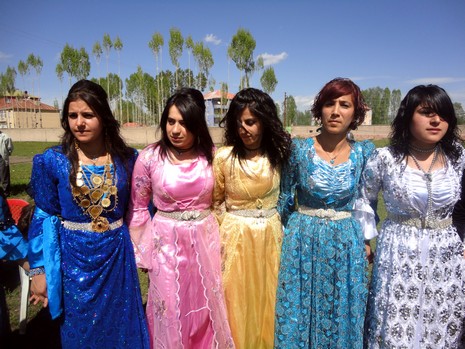 Yüksekova'da 15-16 Mayıs 2010 tarihleri arasında evlenen bazı çiftleri sizler için sayfamıza taşıdık.