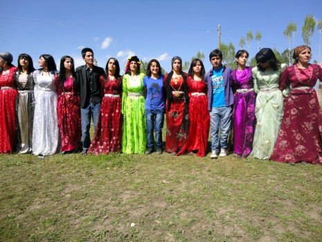 Yüksekova'da 15-16 Mayıs 2010 tarihleri arasında evlenen bazı çiftleri sizler için sayfamıza taşıdık.