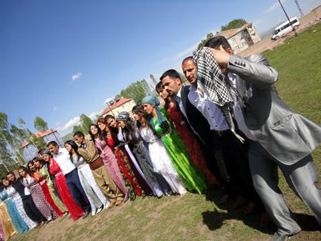 Yüksekova'da 15-16 Mayıs 2010 tarihleri arasında evlenen bazı çiftleri sizler için sayfamıza taşıdık.