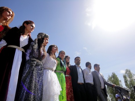 Yüksekova'da 15-16 Mayıs 2010 tarihleri arasında evlenen bazı çiftleri sizler için sayfamıza taşıdık.