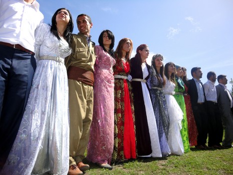 Yüksekova'da 15-16 Mayıs 2010 tarihleri arasında evlenen bazı çiftleri sizler için sayfamıza taşıdık.