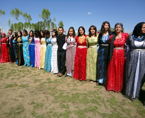 Yüksekova'da 15-16 Mayıs 2010 tarihleri arasında evlenen bazı çiftleri sizler için sayfamıza taşıdık.