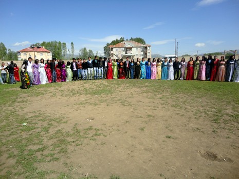 Yüksekova'da 15-16 Mayıs 2010 tarihleri arasında evlenen bazı çiftleri sizler için sayfamıza taşıdık.